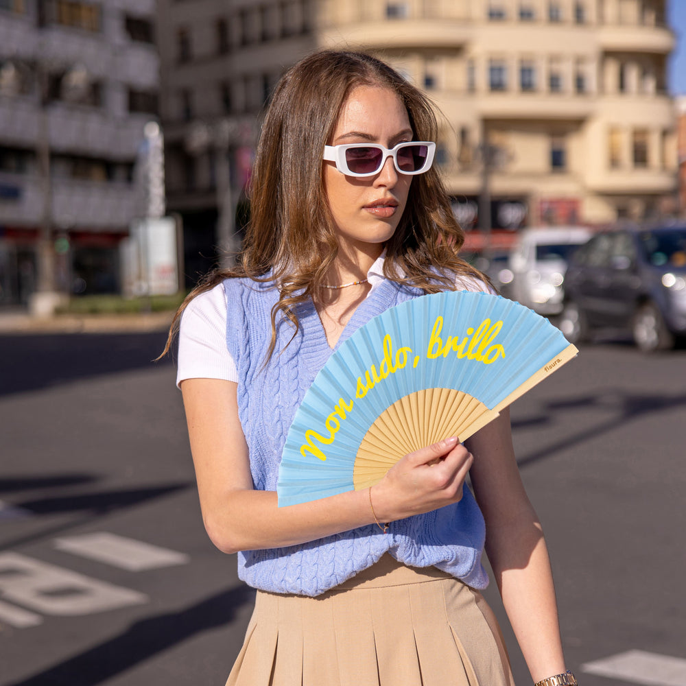 Fisura - ventaglio azzurro fluorescente "non sudo, brillo" (si illumina al buio)