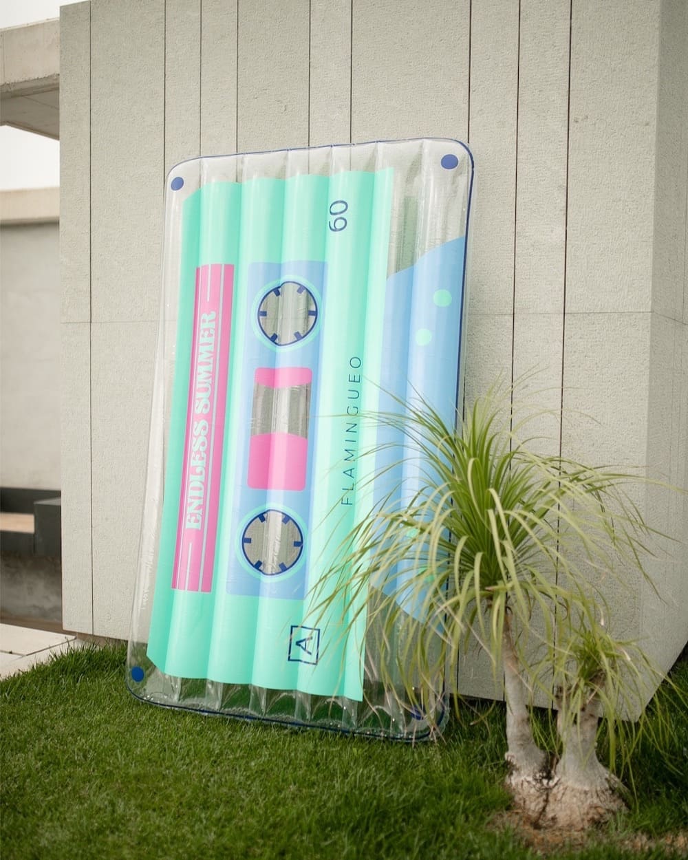 FLAMOGUEO - Giant cassette floating inflatable mattress - ELVIS