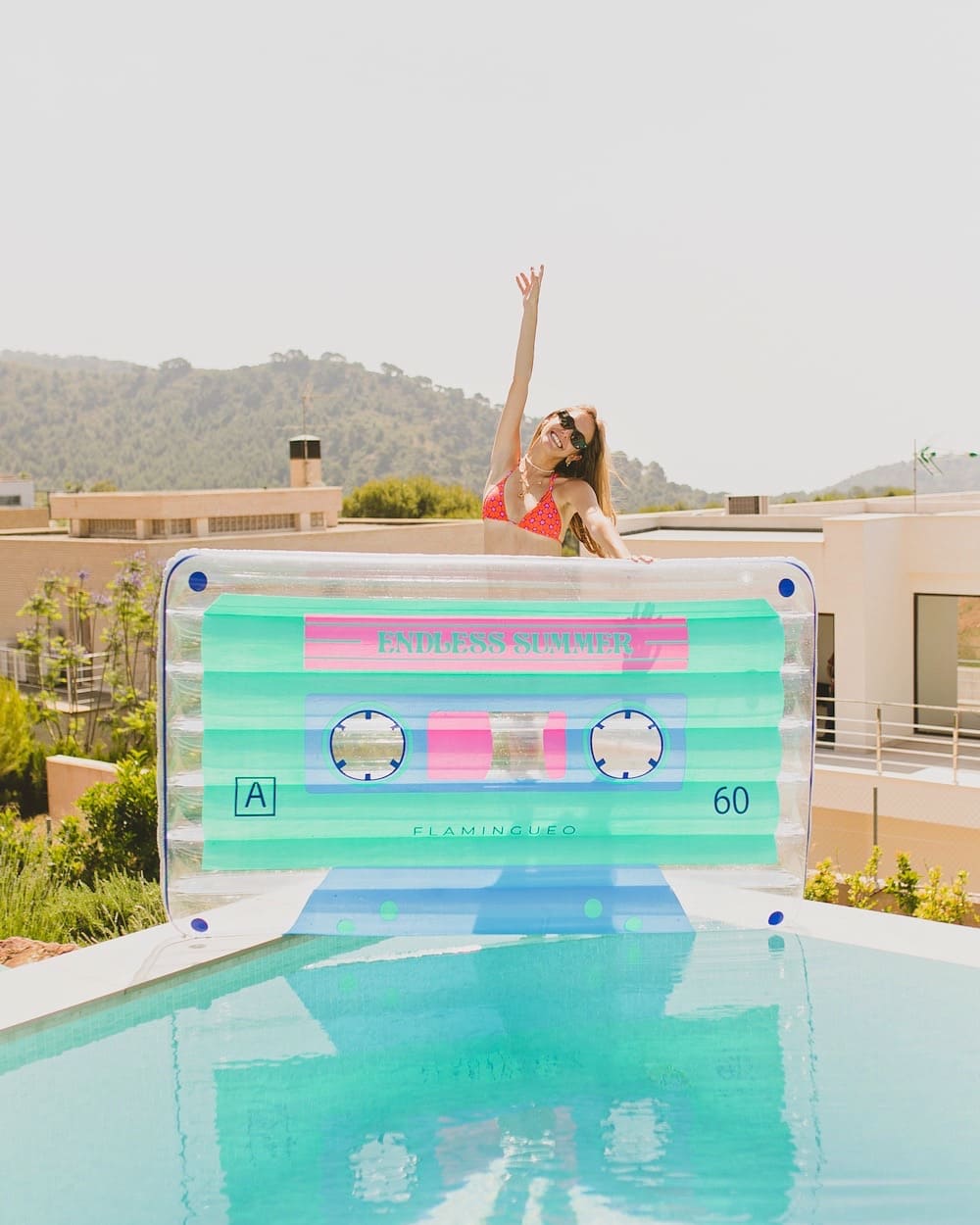 FLAMOGUEO - Giant cassette floating inflatable mattress - ELVIS