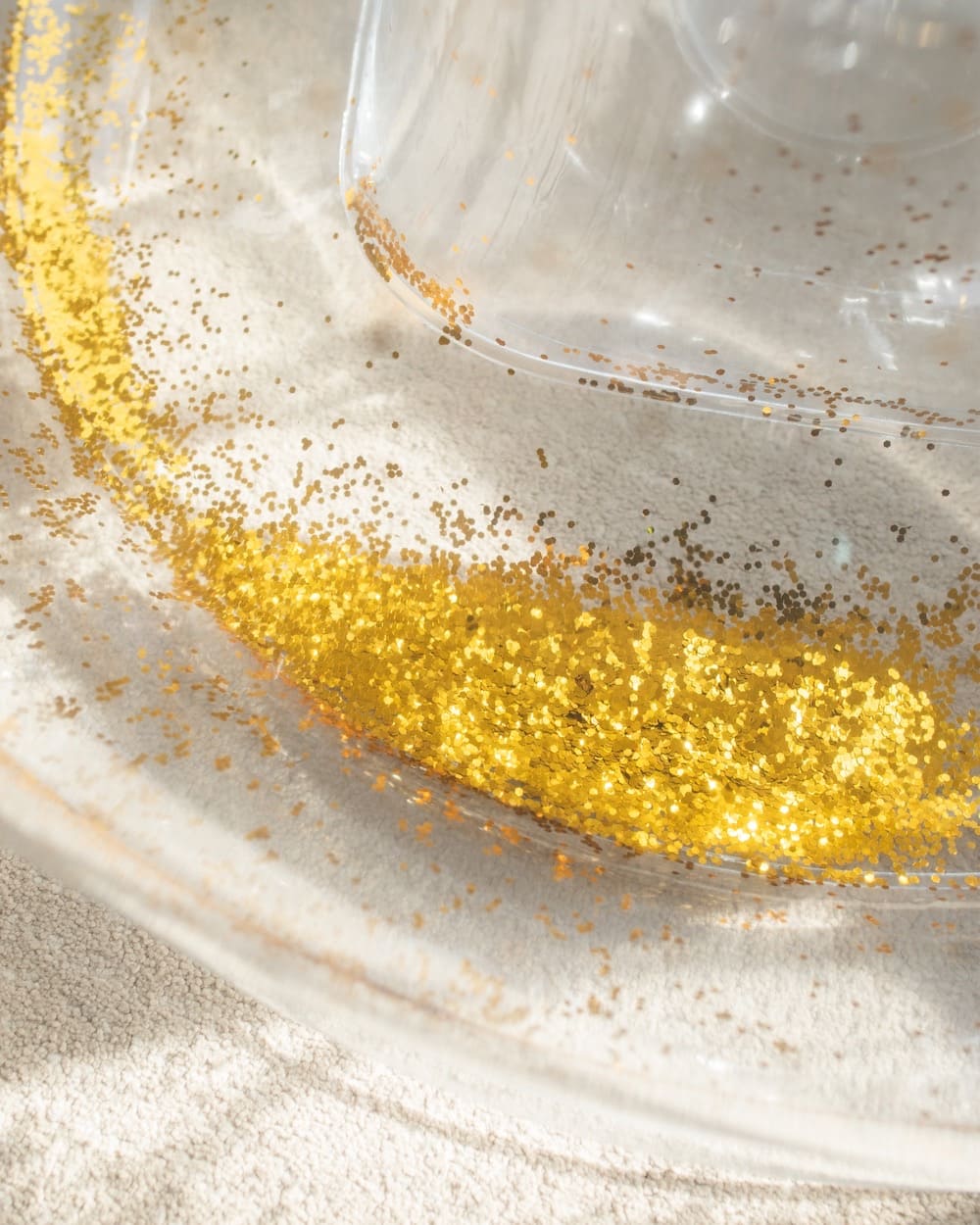 FLAMOGUEO - Inflatable puff with gold glitter - BRILLI DORADO