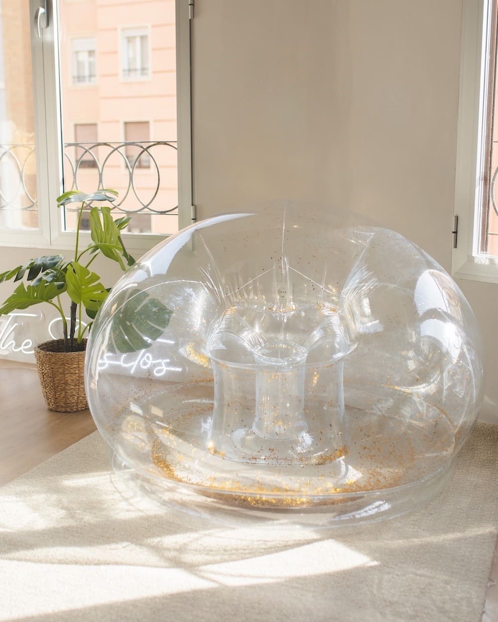FLAMOGUEO - Inflatable puff with gold glitter - BRILLI DORADO