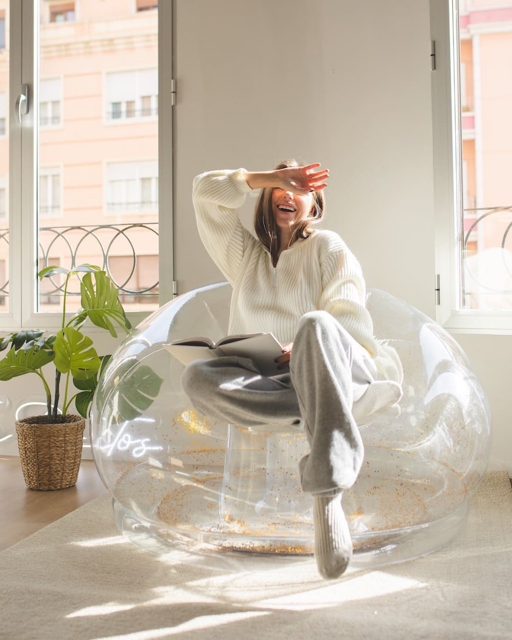 FLAMOGUEO - Inflatable puff with gold glitter - BRILLI DORADO