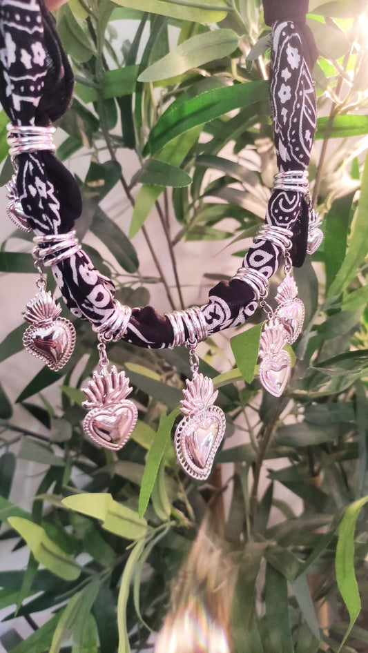 COLLANA IBIZA - collana modello EVISSA bandana con charm in acciaio cuore sacro