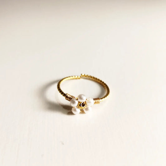 SODABIJOUX - Steel ring - white beads 1 flower